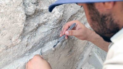 45 DERECE SICAKLIKTA İĞNE İLE TARİH KAZIYORLAR