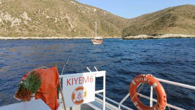 ARIZA YAPAN VE SÜRÜKLENEN 15 METRELİK TEKNEYİ KIYEM EKİPLERİ KURTARDI