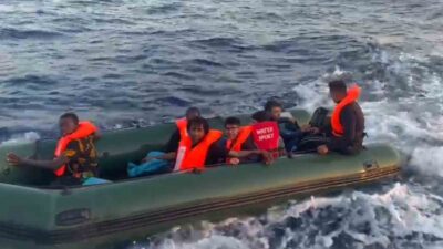 MUĞLA’NIN BODRUM İLÇESİ AÇIKLARINDA 14 GÖÇMEN YAKALANDI, 1 GÖÇMEN KAÇAKÇISI