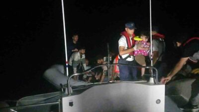 MUĞLA’NIN DATÇA İLÇESİ AÇIKLARINDA İÇİNDE DÜZENSİZ GÖÇMENLERİN BULUNDUĞU LASTİK BOTUN