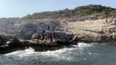 MUĞLA’NIN MARMARİS İLÇESİ KADIRGA MEVKİİNDE İNSAN KAÇAKÇILARI TARAFINDAN YUNANİSTAN’IN RODOS