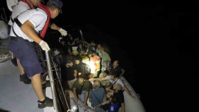 MUĞLA’NIN FETHİYE İLÇESİ AÇIKLARINDA DURDURULAN FİBER KARİNALI LASTİK BOT İÇİNDE