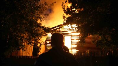 MUĞLA’NIN FETHİYE İLÇESİNDE BUNGALOV EVDE ÇIKAN YANGIN İTFAİYE EKİPLERİ TARAFINDAN