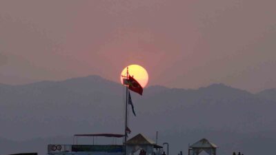 TÜRK BAYRAĞI ALTINDA GÜN BATIMI FOTOĞRAF KARELERİNE YANSIDI