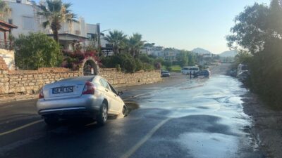 MUĞLA’NIN BODRUM İLÇESİNDE ANA İSALE HATTI PATLAĞI SONRASI OLUŞAN ÇUKURA