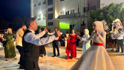 FETHİYE'DE HEM EVLENDİLER, HEM MAÇ İZLEDİLER