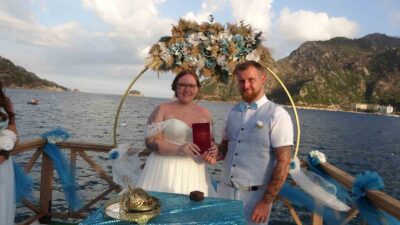 İNGİLİZ GELİNİN GEÇEN YIL ANNESİ İLE BABASI EVLENMİŞTİ BU YIL