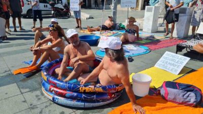 MUĞLA’NIN BODRUM İLÇESİNİN KENT MEYDANINDA BİR ARAYA GELEN VATANDAŞLAR, KIYI