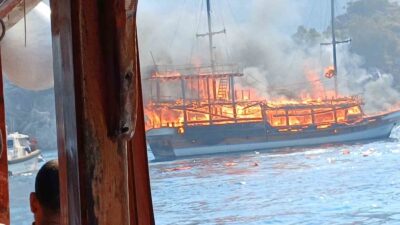 MUĞLA MARMARİS İLE YUNANİSTAN AÇIKLARINDA AHŞAP BİR GEZİ TEKNESİNDE YANGIN