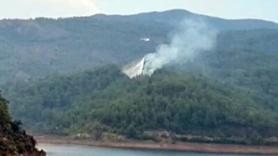 MUĞLA'NIN MARMARİS İLÇESİNDE YILDIRIM DÜŞMESİ SONUCU YANGIN ÇIKARKEN, EKİPLER YANGININ