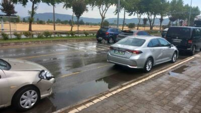 MUĞLA'NIN MENTEŞE İLÇESİNDE, YAĞMUR SEBEBİYLE KAYGANLAŞAN YOLDA MEYDANA GELEN ZİNCİRLEME