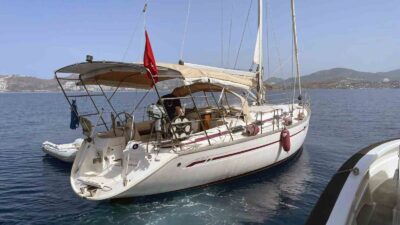 MUĞLA’NIN MİLAS İLÇESİ AÇIKLARINDA SEYREDEN YELKENLİ TEKNE İÇİNDE 81 DÜZENSİZ