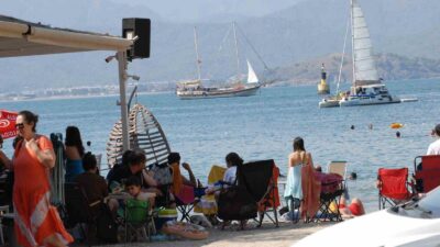 FETHİYE’DE OKULUN İŞLETTİĞİ MAVİ BAYRAKLI PLAJ TATİLCİLERİ AĞIRLIYOR