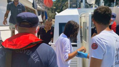 MUĞLA’NIN FETHİYE İLÇESİ AÇIKLARINDA SEYREDEN GEZİ TEKNESİNDE RAHATSIZLANAN VATANDAŞ SAHİL