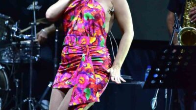 SEVİLEN ŞARKICI BANU KARACA, ÖNCEKİ AKŞAM BODRUM AZKA OTEL'DE SAHNE