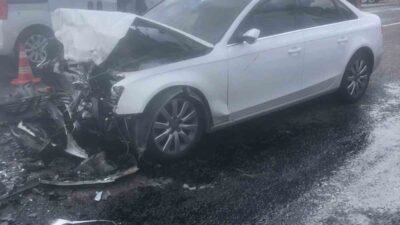 SEYDİKEMER’DE İKİ OTOMOBİL KAFA KAFAYA ÇARPIŞTI: 7 YARALI