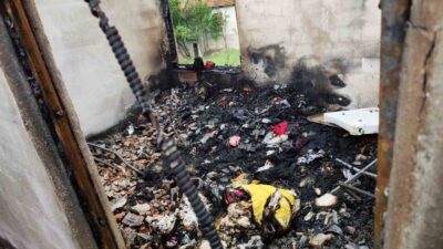 SEYDİKEMER'DE ALEVLERE TESLİM OLAN EV KULLANILAMAZ HALE GELDİ