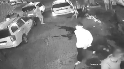 MUĞLA’NIN BODRUM İLÇESİNDE ELİ SOPALI BİR GRUP, TAKSİ DURAĞINI BASTI.