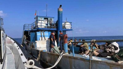 MUĞLA’NIN FETHİYE İLÇESİ AÇIKLARINDA HAREKET HALİNDE BALIKÇI TEKNESİNDE 120 DÜZENSİZ