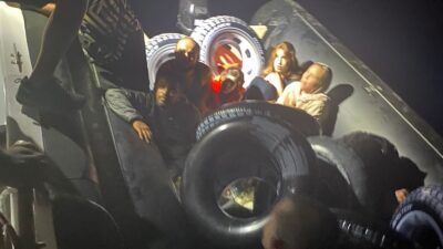 MUĞLA’NIN BODRUM İLÇESİNDE 1’İ ÇOCUK 14 DÜZENSİZ GÖÇMEN YAKALANDI.