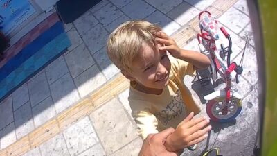 MUĞLA’NIN BODRUM İLÇESİNDE TRAFİK POLİSİ İLE KALDIRIMDA BİSİKLET SÜREN ÇOCUĞUN