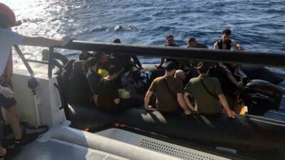 MUĞLA’NIN DATÇA İLÇESİ AÇIKLARINDA BİNDİKLERİ LASTİK BOTUN MOTOR ARIZASI SONRASI