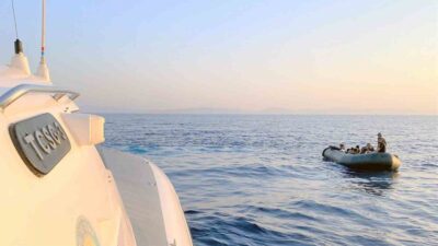 MUĞLA’NIN DATÇA İLÇESİ AÇIKLARINDA BİNDİKLERİ LASTİK BOTUN MOTOR ARIZASI SONRASI