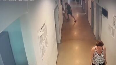 KORİDORDA YAŞANAN KARGAŞA, GÜVENLİK KAMERASINA YANSIDI.