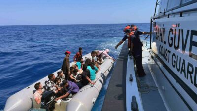 DÜZENSİZ GÖÇMENLERİ TAŞIYAN BOT ARIZALINDI, SAHİL GÜVENLİK KURTARDI