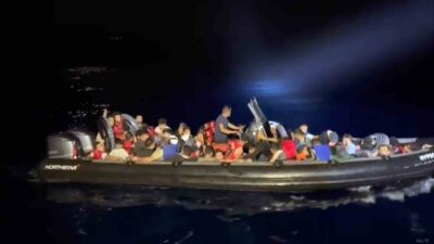 MUĞLA’NIN FETHİYE İLÇESİNDE HAREKET HALİNDE LASTİK BOT İÇİNDE 2 DÜZENSİZ