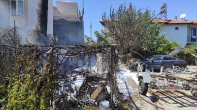 FETHİYE’DE ÇIKAN YANGINDA DEPO VE ARABA ALEVLERE TESLİM OLDU