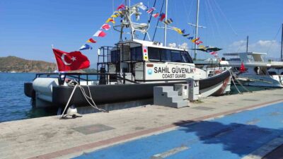 FETHİYE'DE SAHİL GÜVENLİK TCSG-911 BOTU ZİYARETÇİLERİNİ AĞIRLADI