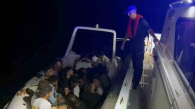 MUĞLA’NIN MARMARİS İLÇESİ AÇIKLARINDA HAREKET HALİNDEKİ FİBER KARİNALI LASTİK BOT