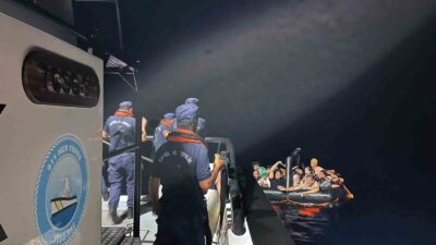 MARMARİS’TE 42 DÜZENSİZ GÖÇMEN KURTARILDI, BİR GÖÇMEN KAÇAKÇILIĞI ŞÜPHELİSİ YAKALANDI