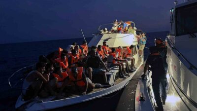 MOTOR YAT ARIZA YAPTI, 13 ÇOCUK 51 DÜZENSİZ GÖÇMEN KURTARILDI