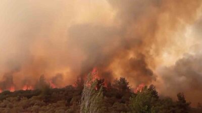 YATAĞAN'DA ETKİSİNİ ARTIRAN ALEVLER RÜZGARIN DA ETKİSİYLE HIZLA YAYILARAK YERLEŞİM