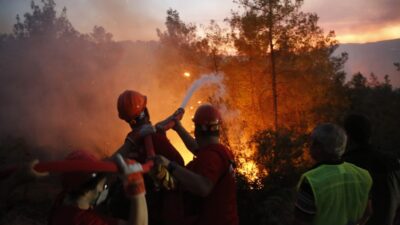 MUĞLA'NIN YATAĞAN İLÇESİNDE ÖĞLE SAATLERİNDE BAŞLAYAN ORMAN YANGININA EKİPLER GECE
