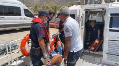 MUĞLA’NIN MARMARİS İLÇESİ AÇIKLARINDA SEYREDEN YELKENLİ TEKNEDE RAHATSIZLANAN VATANDAŞ SAHİL