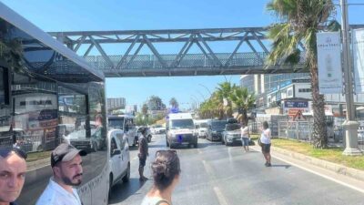 YOLCU MİNİBÜSÜNE ÇARPAN MOTOSİKLETLİ YAŞAMINI YİTİRDİ