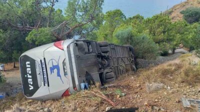 MUĞLA’NIN DATÇA İLÇESİNDE VARAN TURİZM’E AİT YOLCU OTOBÜSÜNÜN BARİYERLERE ÇARPIP