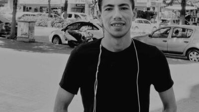 MUĞLA'NIN BODRUM İLÇESİNDE YOLUN KARŞISINA GEÇMEYE ÇALIŞTIĞI SIRADA İKİ ARACIN