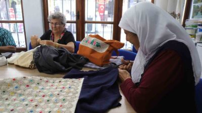 100 YAŞ EVİ’NDE “GERİ DÖNÜŞÜM” ATÖLYESİ İLE ESKİLER YENİLENEREK DEĞERLENİYOR