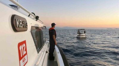 MUĞLA’NIN MARMARİS İLÇESİ AÇIKLARINDA İÇİNDE DÜZENSİZ GÖÇMENLERİN BULUNDUĞU FİBER TEKNE