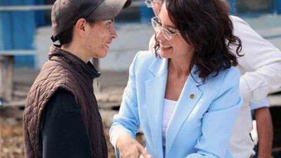 BAŞKANLAR, MAHALLELERDE ÇİÇEKLERLE KARŞILANDI