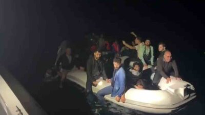 MUĞLA’NIN DALAMAN İLÇESİ AÇIKLARINDA İÇİNDE DÜZENSİZ GÖÇMENLERİN BULUNDUĞU LASTİK BOT