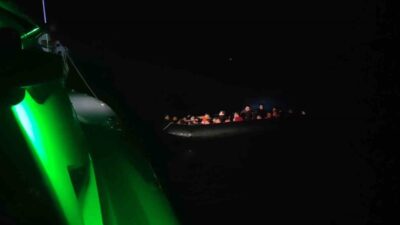 DATÇA AÇIKLARINDA 35 DÜZENSİZ GÖÇMEN YAKALANDI