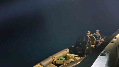 FETHİYE’DE LASTİK BOT İÇİNDE 2 GÖÇMEN KAÇAKÇILIĞI ŞÜPHELİSİ YAKALANDI