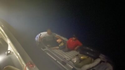 MUĞLA’NIN BODRUM İLÇESİ AÇIKLARINDA ŞİŞME BOTLA KÜREK ÇEKEREK YUNAN ADALARINA