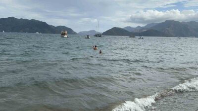 MARMARİS’TE YAĞAN YAĞMUR ALTINDA TURİSTLER DENİZ KEYFİ YAPTILAR