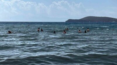 YAĞMUR ALTINDAN DENİZ KEYFİ; BİR ANDA BASTIRAN YAĞMUR DENİZİN RENGİNİ